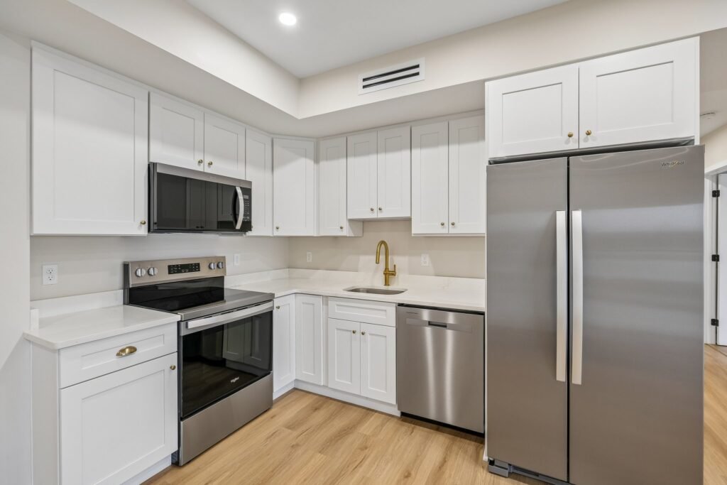 Kitchen with quartz counters, brushed gold faucet and stainless appliances